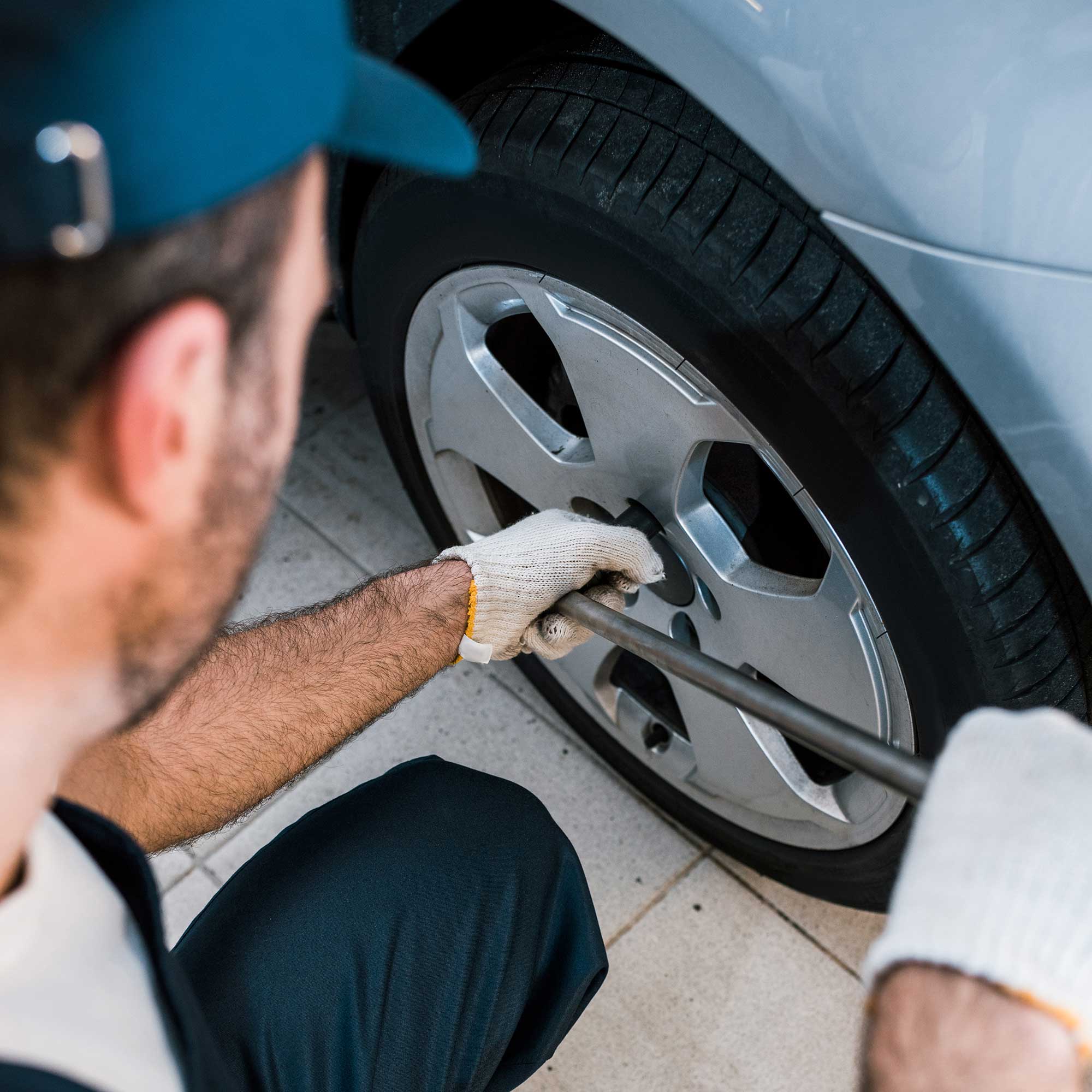 selective-focus-of-car-mechanic-changing-car-tire-2022-12-16-19-59-09-utc.jpg